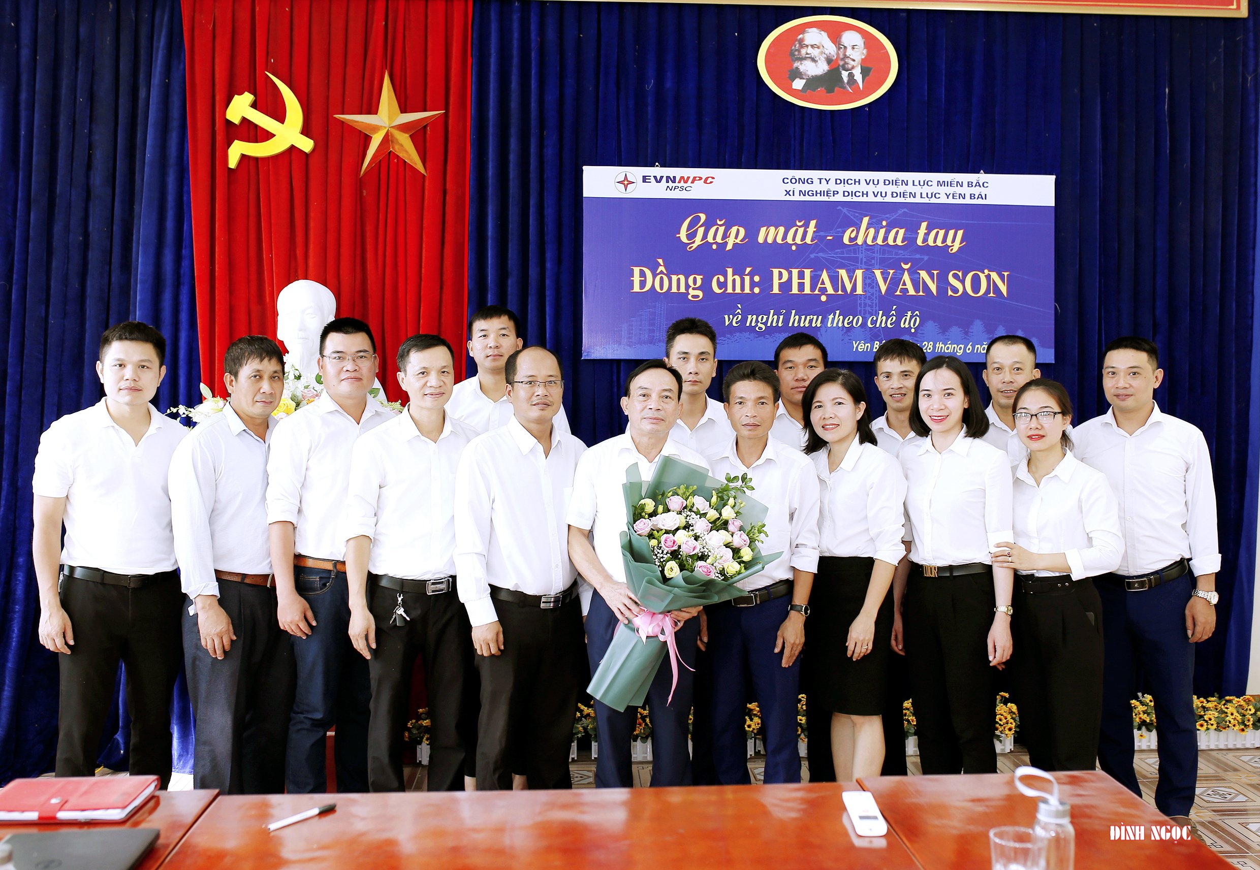 Gặp mặt, chia tay đồng chí Phạm Văn Sơn – Đội trưởng Đội Dịch vụ - Xí nghiệp Dịch vụ Điện lực Yên Bái trước khi về nghỉ chế độ